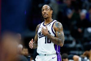 快给整哭了！德罗赞苦笑摇头：22罚……罚球……罚球 后直接离席