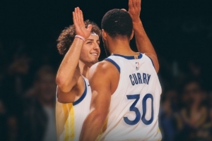 封面为库里和波杰！勇士官方晒赢球海报：防守发挥了作用