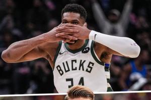 梦幻联动！字母哥在战胜尼克斯的比赛中模仿约克雷斯面具庆祝