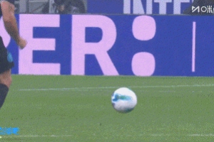 劳塔罗遭古德蒙德森飞铲，随后痛苦倒地