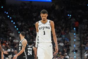 阿德巴约谈文班7尺5：联盟本就很多高大球员 记者更惊叹他的身高