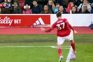 曼联进球的角球“莫须有”？！慢镜头显示，森林后卫控球未出界