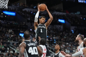 巴克利：我只关心文班能否保持健康 他是最独一无二的球员