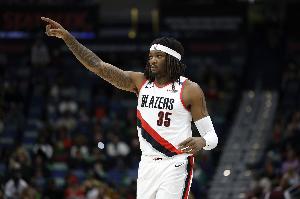 忒猛了！罗威飞起抢断再来快攻炸扣！登场3分钟4分1板1助1断！