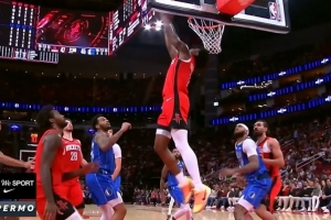 太炸裂了！阿门罚球不进自己冲抢前场篮板 接申京传球空接背扣