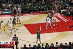 你们一起上吧！字母哥篮下一打三强起完成2+1