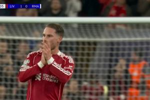 第79分钟麦卡被换下，接受安菲尔德全场掌声